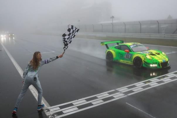 24-Stunden-Rennen auf dem Nürburgring: Porsche-Sieg im strömenden Regen.  Foto: Auto-Medienportal.Net/Nürburgring